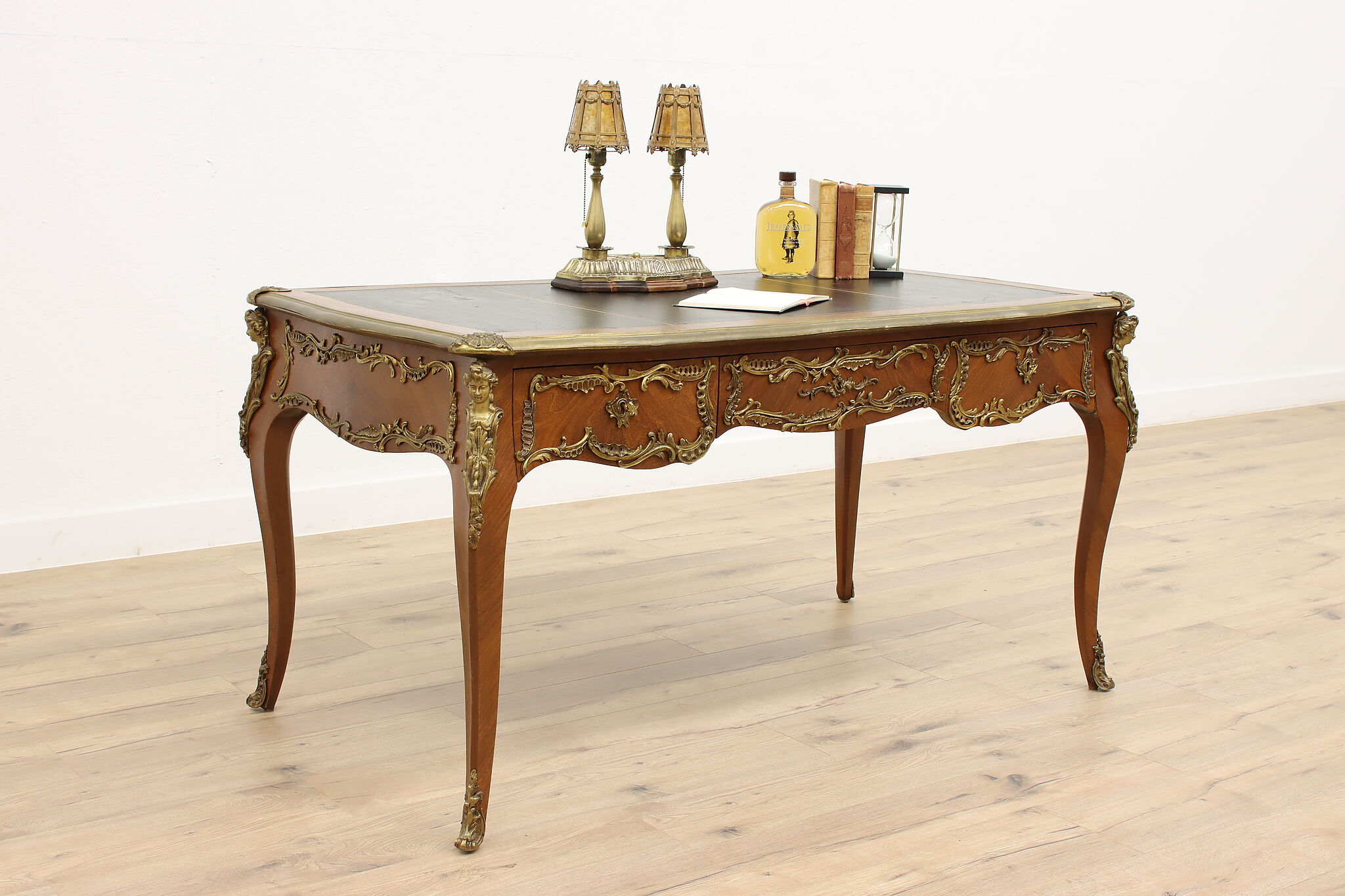 Als reactie op de Illustreren site French Louis XIV Design Vintage Bureau Plat Office Desk, Brass Mounts
