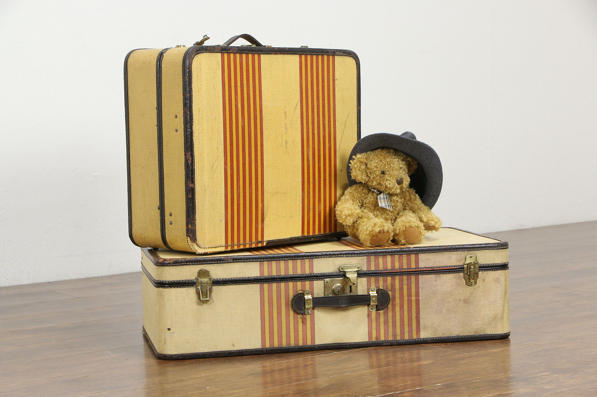 VINTAGE SUITCASES  Vintage suitcases, Old suitcases, Vintage luggage