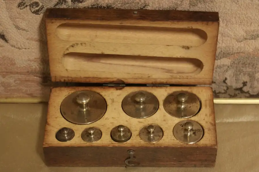 Main image of Set of 10 Antique French Metric Scale Weights & Case