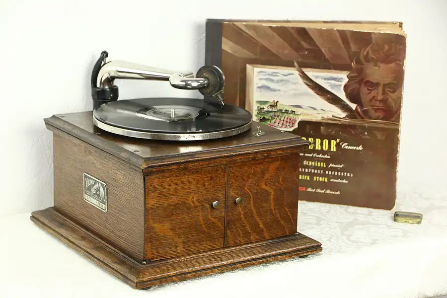 Main image of Victor Oak Antique 1915 Table Top Phonograph, Victrola Record Player