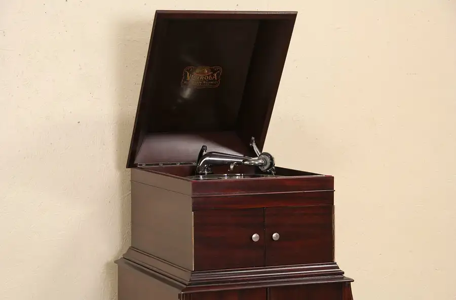 Main image of Victor Tabletop Mahogany Antique 1915 era Victrola Phonograph