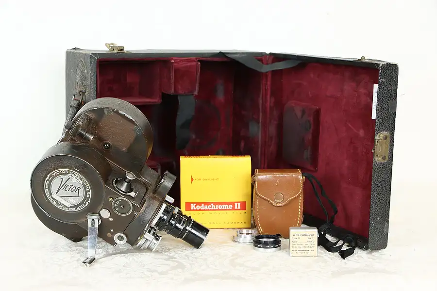 Main image of Victor Cine' 16mm Vintage Movie Camera & Case, 3 Lenses, Appears Working