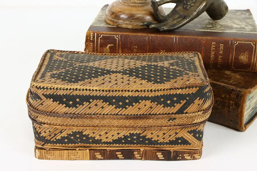 Main image of Chinese Vintage Hand Woven 3 Color Straw Basket & Cover