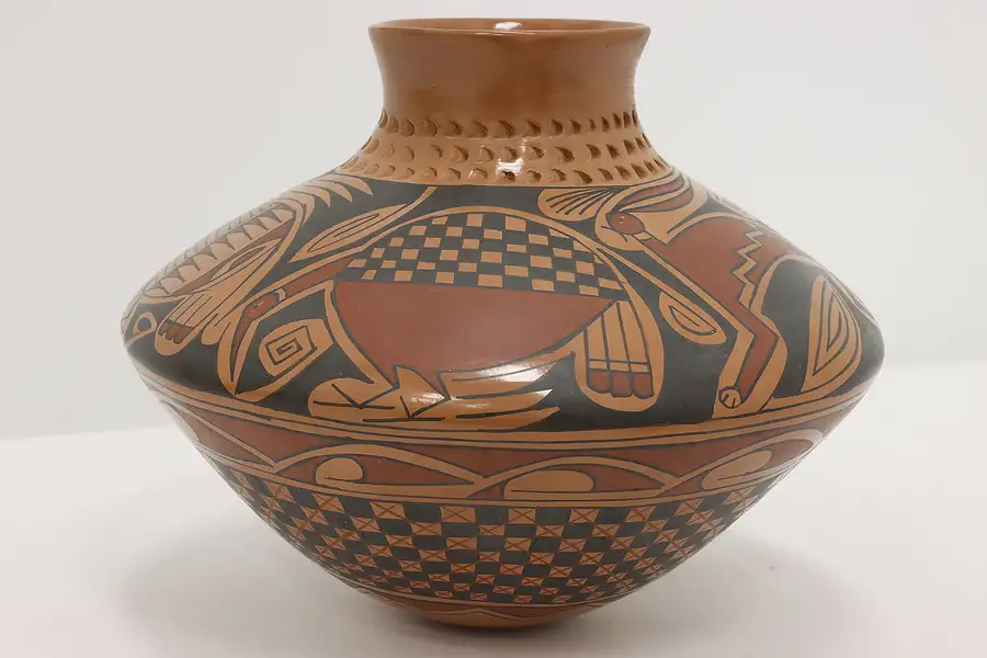 Main image of Mexican Antique Mata Ortiz Pueblo Pottery Vase, Elda Hernandez