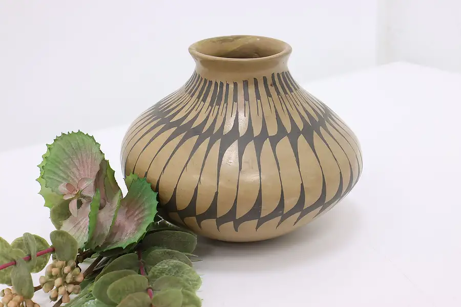 Main image of Contemporary Mexican Mata Ortiz Pottery Vase, Rosa Lopez