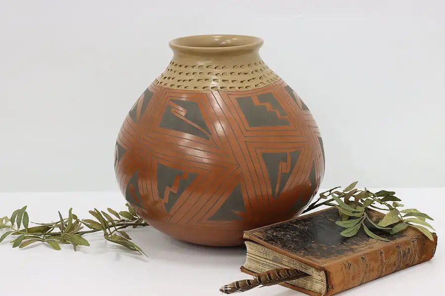 Main image of Mexican Mata Ortiz Vintage Painted Pottery Vase, Silveira