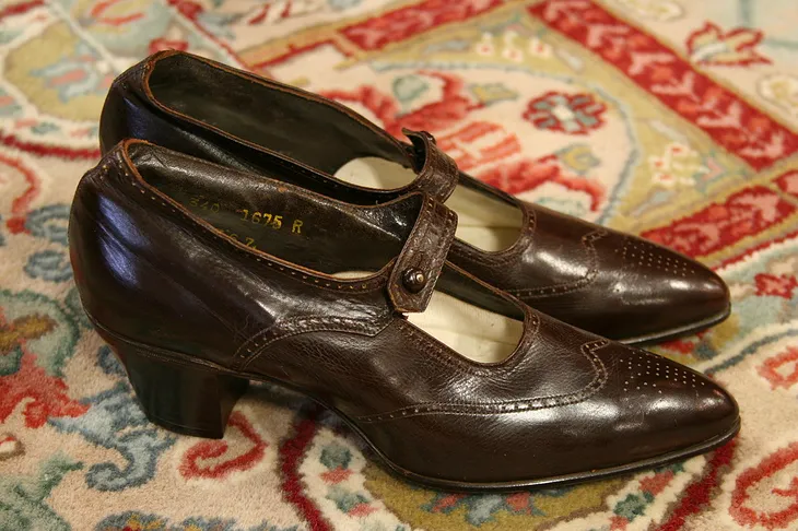 Antique Womens Brown Leather Wing Tip Shoes (1)