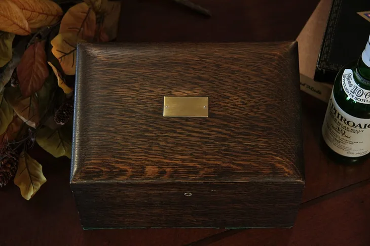 Oak Antique Cigar Tobacco Humidor