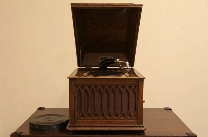 Edison Oak Tabletop Antique Wind Up Phonograph