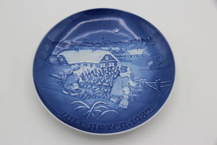 Bing and Grondahl Christmas Plate, The Christmas Tree, 1982 (1)