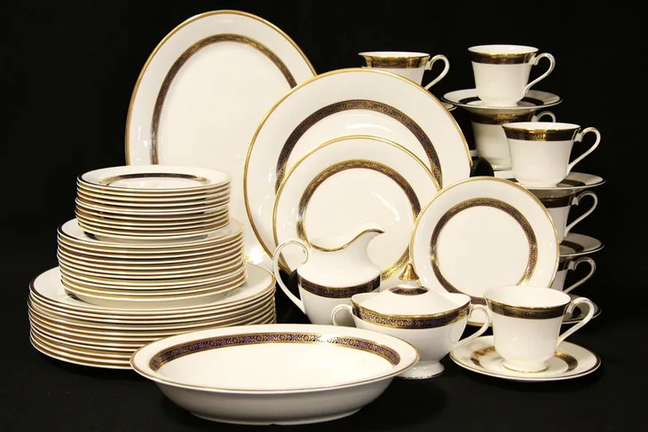 Royal Doulton Set "Harlow" Pattern China 64 Pieces (1)