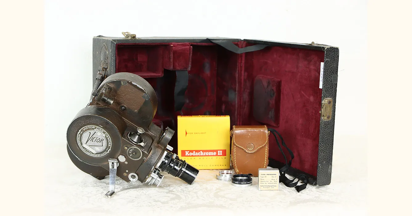 Victor Cine' 16mm Vintage Movie Camera & Case, 3 Lenses, Appears Working  #37289