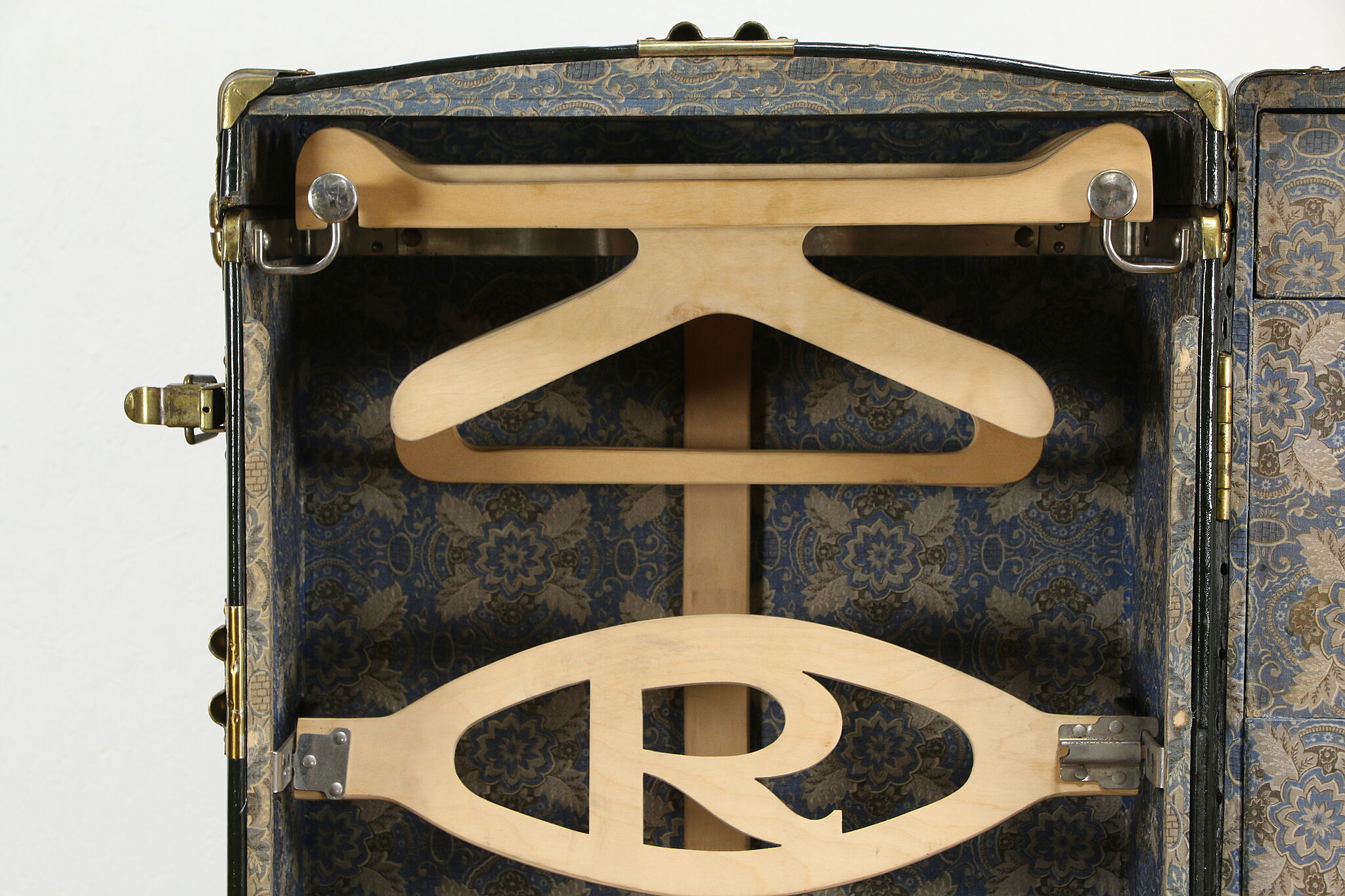 Travel Trunks from Oshkosh Trunk Company American, 1923 for sale at Pamono