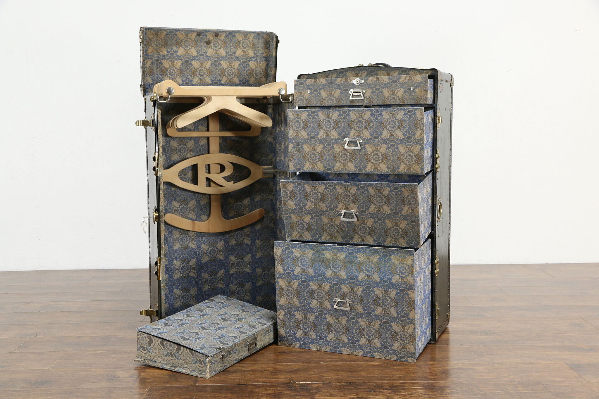 Travel Trunks from Oshkosh Trunk Company American, 1923 for sale at Pamono